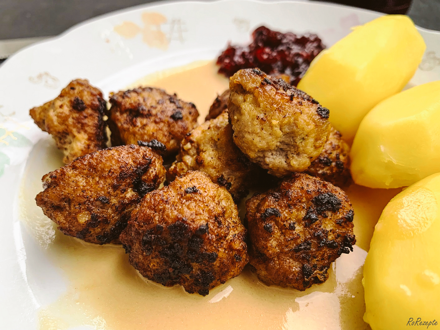 Köttbullar mit brauner Soße, Preiselbeeren und Kartoffeln - RoRezepte Köttbullar mit brauner Soße, Preiselbeeren und Kartoffeln - RoRezepte